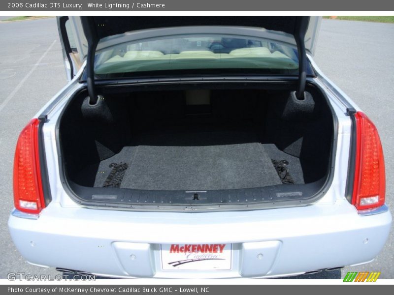 White Lightning / Cashmere 2006 Cadillac DTS Luxury