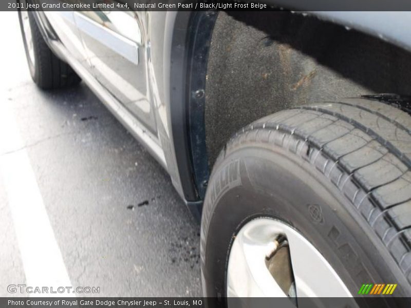 Natural Green Pearl / Black/Light Frost Beige 2011 Jeep Grand Cherokee Limited 4x4