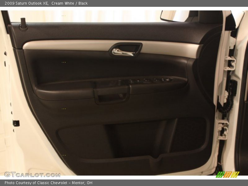 Cream White / Black 2009 Saturn Outlook XE