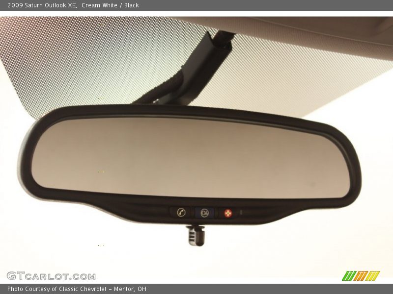 Cream White / Black 2009 Saturn Outlook XE