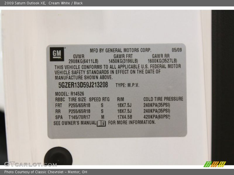 Cream White / Black 2009 Saturn Outlook XE