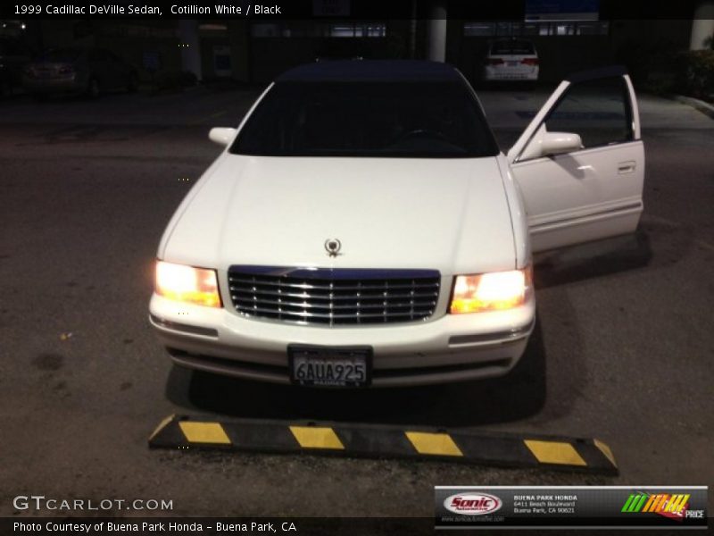 Cotillion White / Black 1999 Cadillac DeVille Sedan
