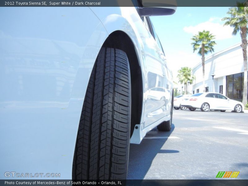 Super White / Dark Charcoal 2012 Toyota Sienna SE