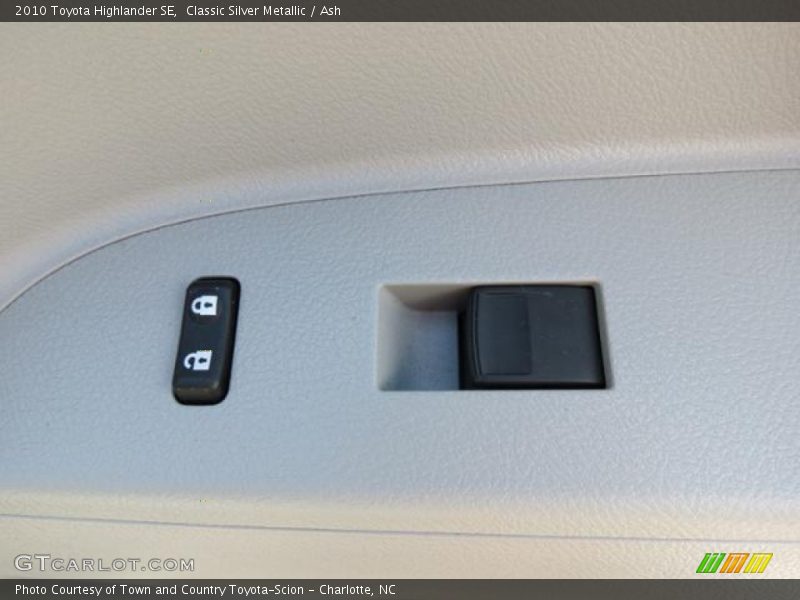 Classic Silver Metallic / Ash 2010 Toyota Highlander SE