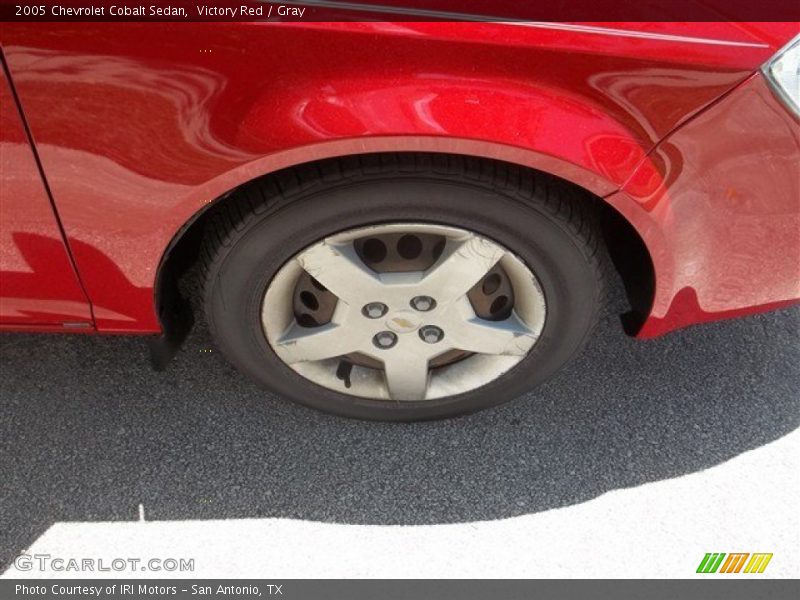 Victory Red / Gray 2005 Chevrolet Cobalt Sedan