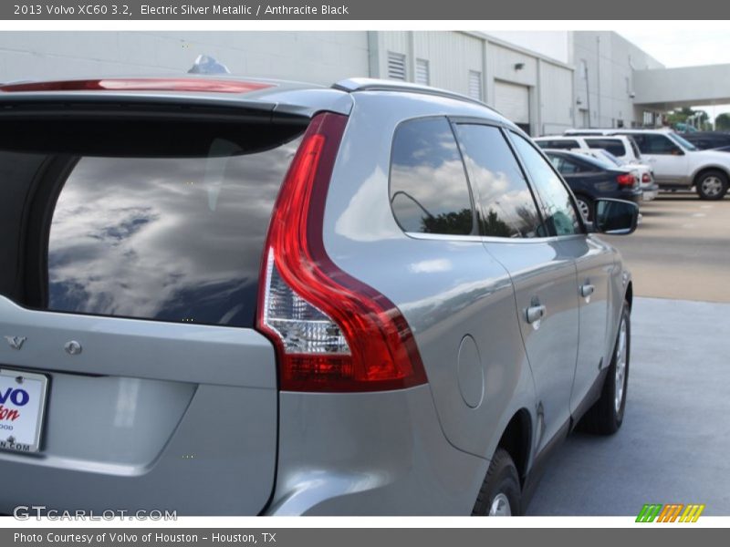 Electric Silver Metallic / Anthracite Black 2013 Volvo XC60 3.2