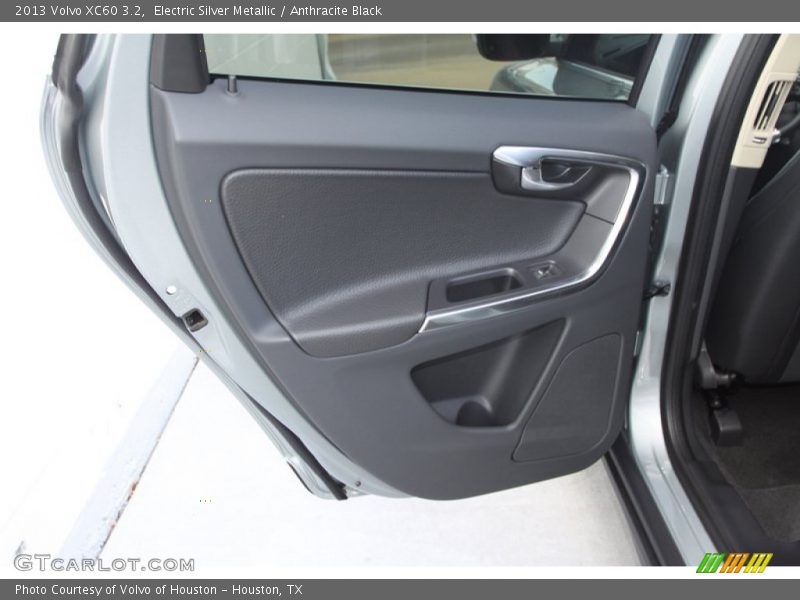 Electric Silver Metallic / Anthracite Black 2013 Volvo XC60 3.2