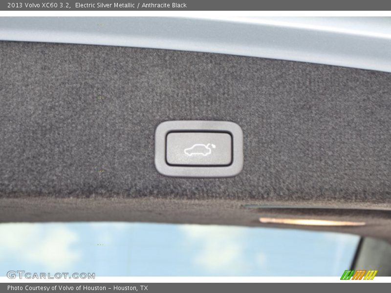 Electric Silver Metallic / Anthracite Black 2013 Volvo XC60 3.2