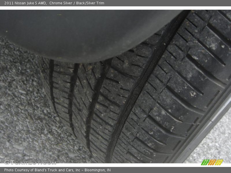Chrome Silver / Black/Silver Trim 2011 Nissan Juke S AWD