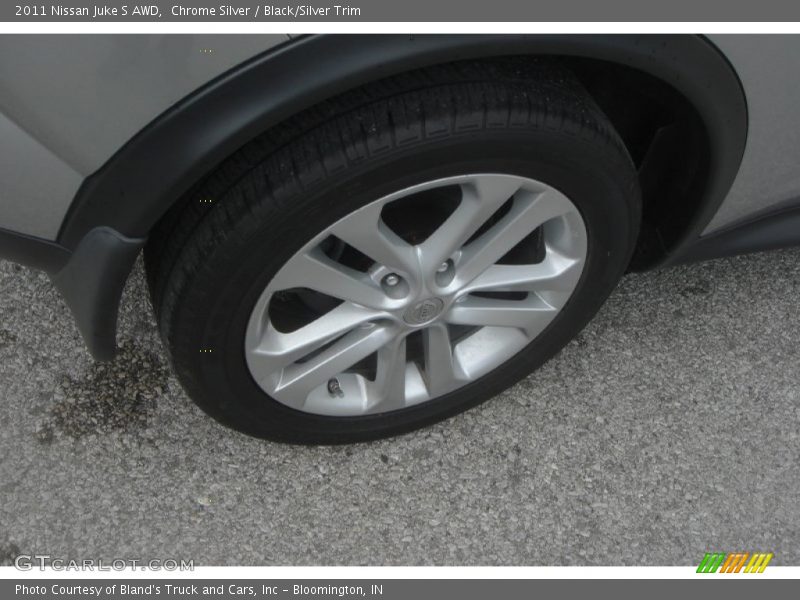 Chrome Silver / Black/Silver Trim 2011 Nissan Juke S AWD