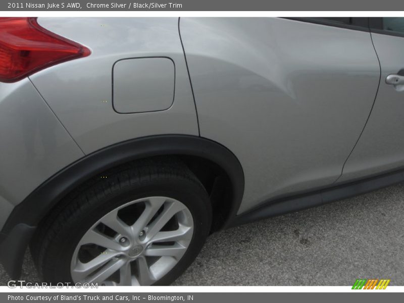 Chrome Silver / Black/Silver Trim 2011 Nissan Juke S AWD