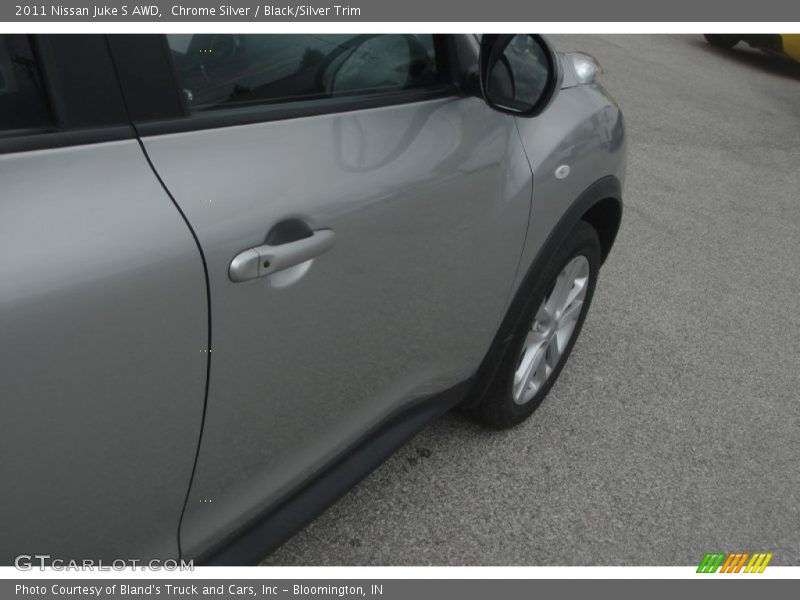 Chrome Silver / Black/Silver Trim 2011 Nissan Juke S AWD