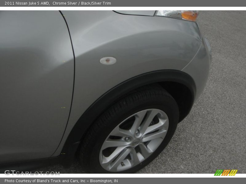 Chrome Silver / Black/Silver Trim 2011 Nissan Juke S AWD