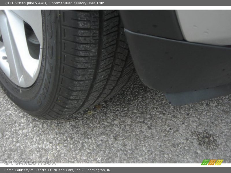 Chrome Silver / Black/Silver Trim 2011 Nissan Juke S AWD