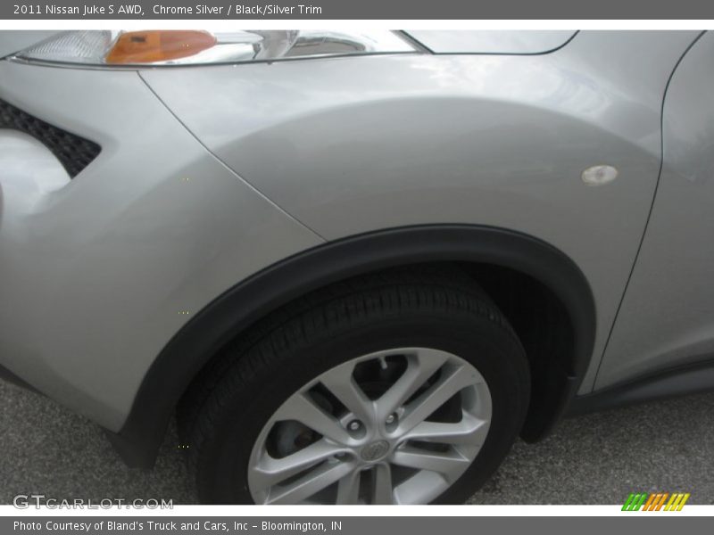 Chrome Silver / Black/Silver Trim 2011 Nissan Juke S AWD