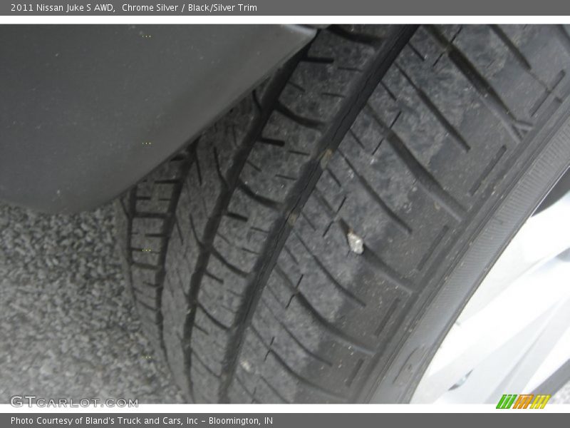 Chrome Silver / Black/Silver Trim 2011 Nissan Juke S AWD