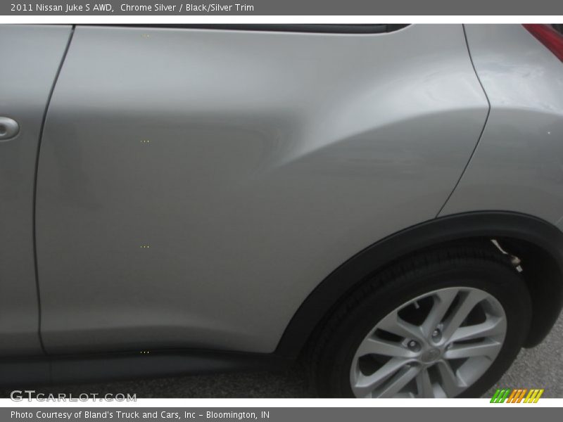 Chrome Silver / Black/Silver Trim 2011 Nissan Juke S AWD