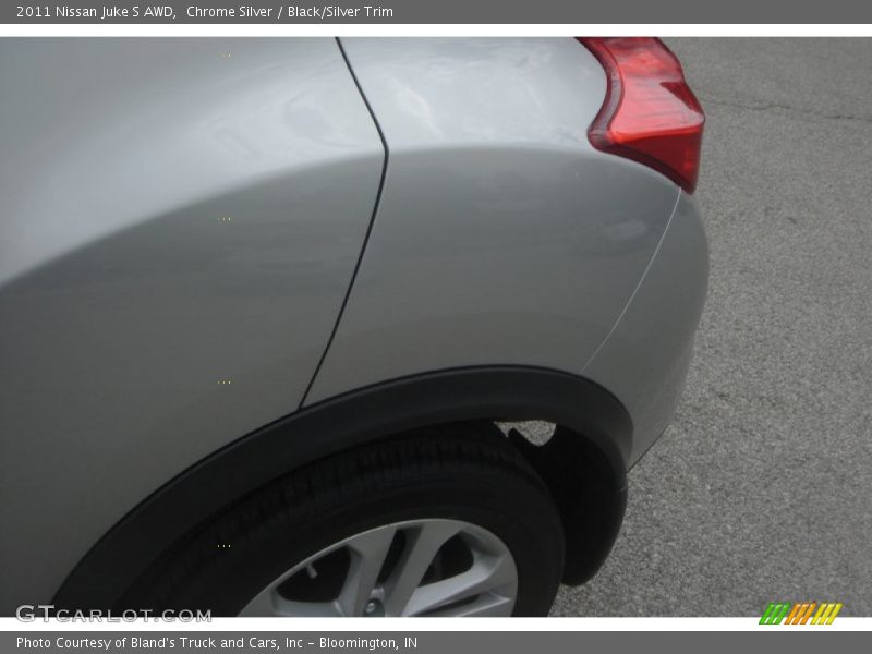 Chrome Silver / Black/Silver Trim 2011 Nissan Juke S AWD