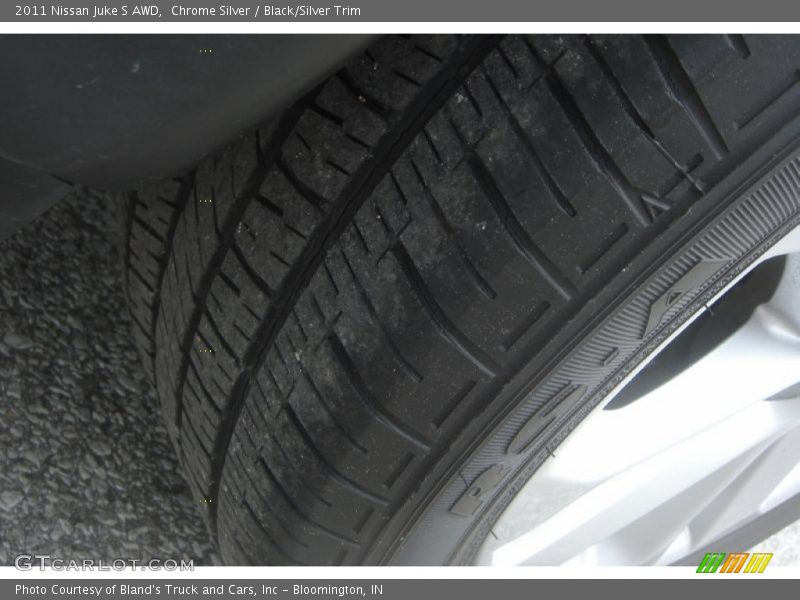 Chrome Silver / Black/Silver Trim 2011 Nissan Juke S AWD