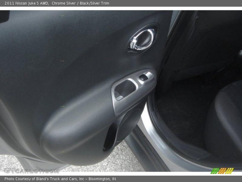 Chrome Silver / Black/Silver Trim 2011 Nissan Juke S AWD