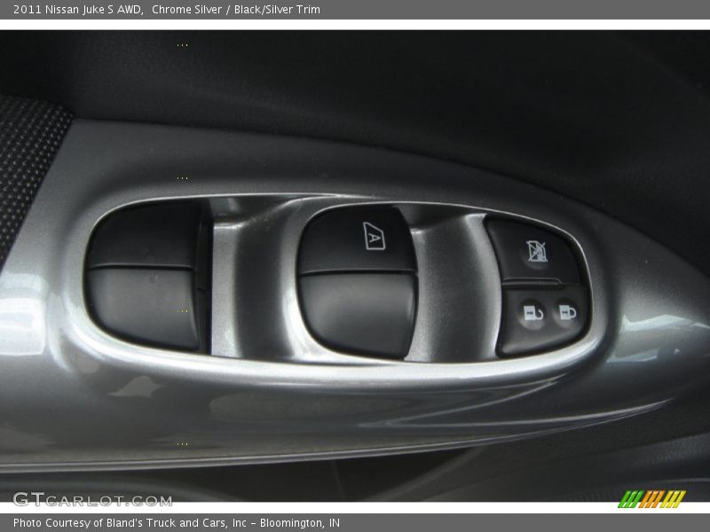 Chrome Silver / Black/Silver Trim 2011 Nissan Juke S AWD