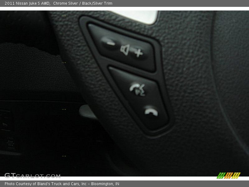 Chrome Silver / Black/Silver Trim 2011 Nissan Juke S AWD