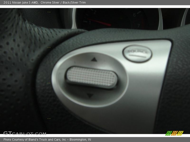 Chrome Silver / Black/Silver Trim 2011 Nissan Juke S AWD