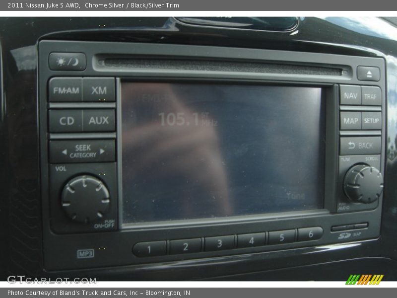 Chrome Silver / Black/Silver Trim 2011 Nissan Juke S AWD