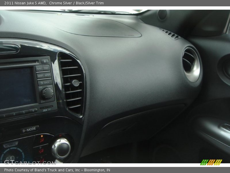 Chrome Silver / Black/Silver Trim 2011 Nissan Juke S AWD