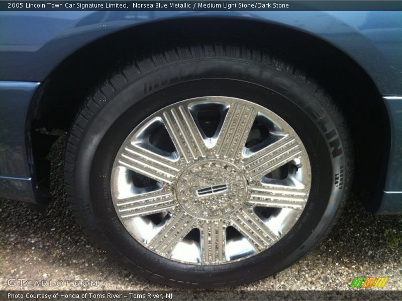  2005 Town Car Signature Limited Wheel