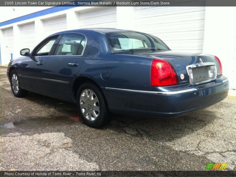 Norsea Blue Metallic / Medium Light Stone/Dark Stone 2005 Lincoln Town Car Signature Limited