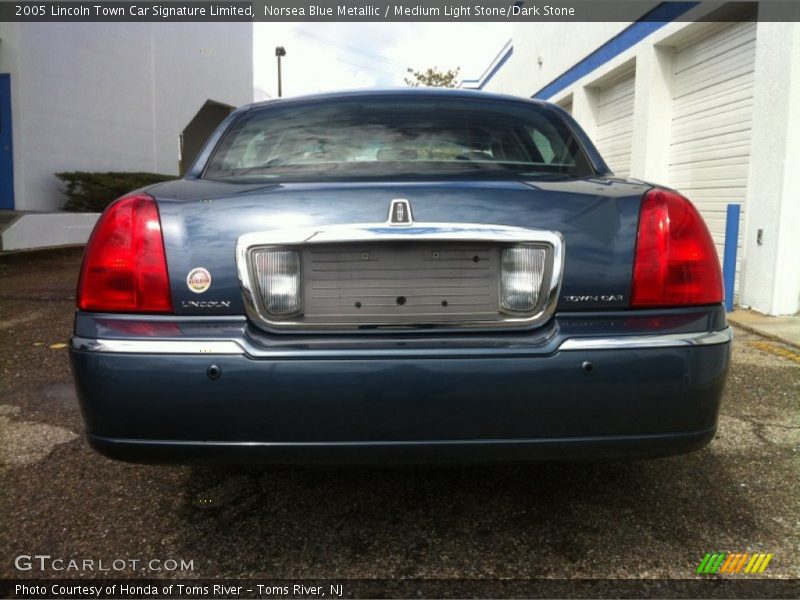Norsea Blue Metallic / Medium Light Stone/Dark Stone 2005 Lincoln Town Car Signature Limited