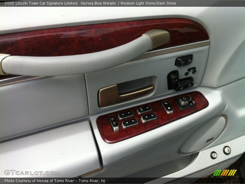 Controls of 2005 Town Car Signature Limited