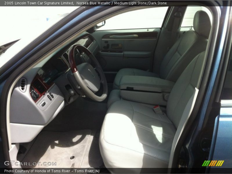  2005 Town Car Signature Limited Medium Light Stone/Dark Stone Interior