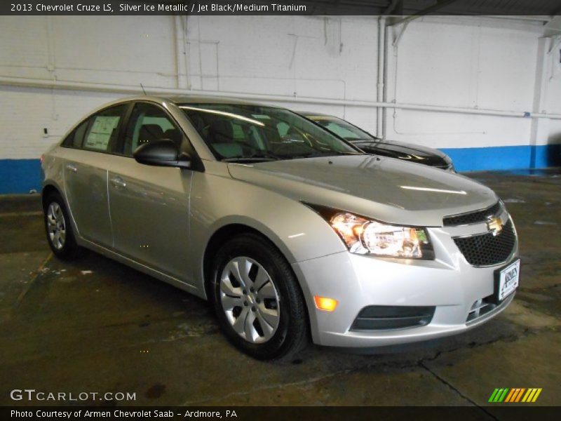 Front 3/4 View of 2013 Cruze LS