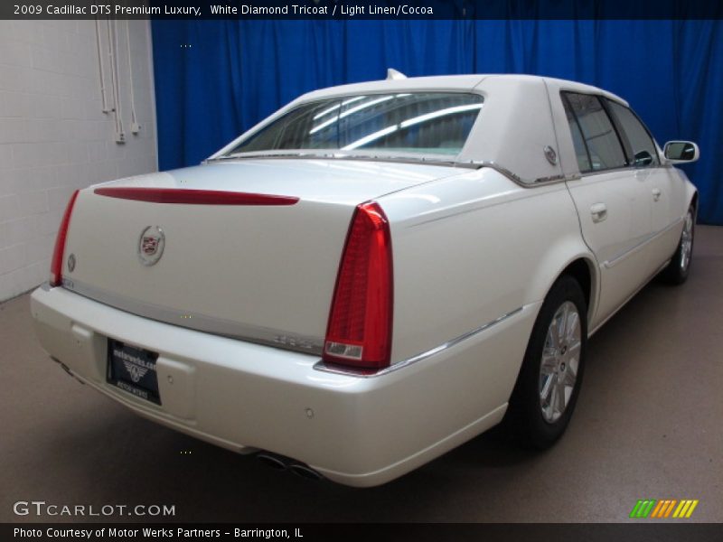 White Diamond Tricoat / Light Linen/Cocoa 2009 Cadillac DTS Premium Luxury