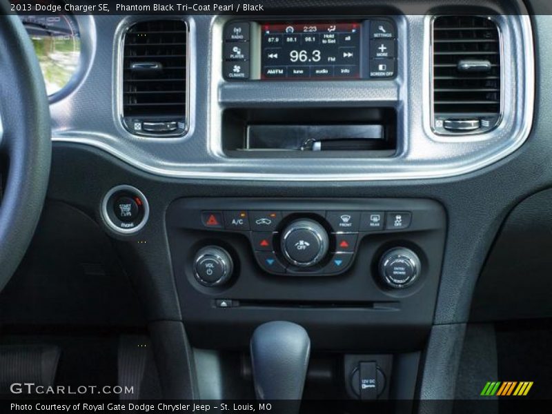 Phantom Black Tri-Coat Pearl / Black 2013 Dodge Charger SE