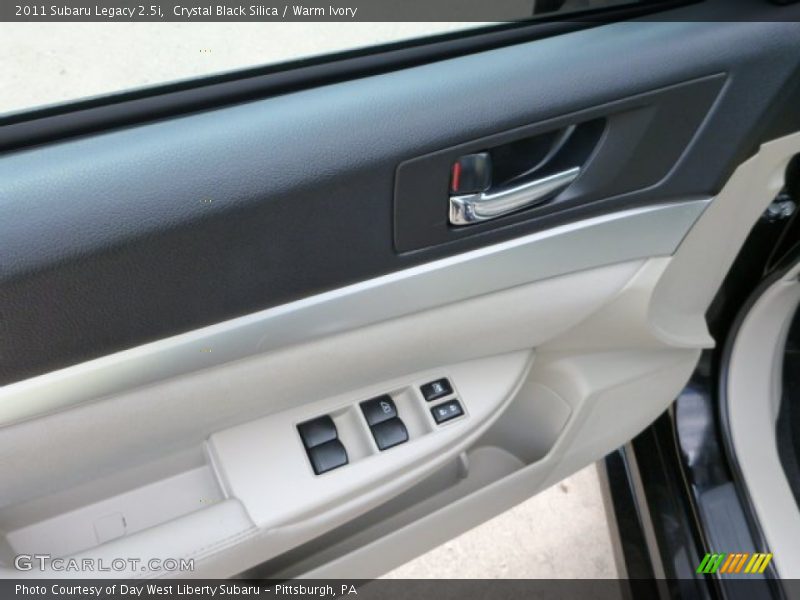 Crystal Black Silica / Warm Ivory 2011 Subaru Legacy 2.5i