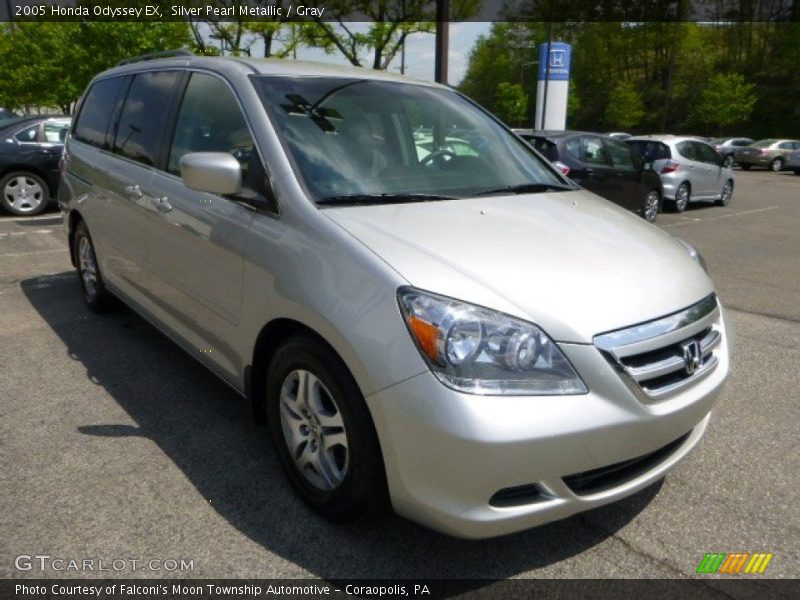 Front 3/4 View of 2005 Odyssey EX