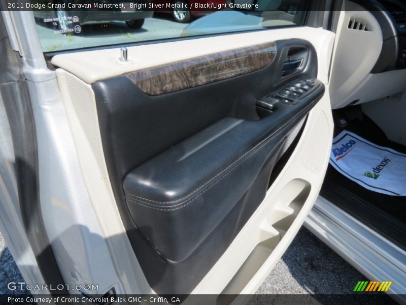 Bright Silver Metallic / Black/Light Graystone 2011 Dodge Grand Caravan Mainstreet