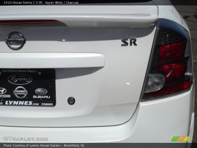Aspen White / Charcoal 2010 Nissan Sentra 2.0 SR