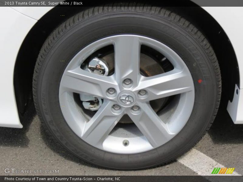 Super White / Black 2013 Toyota Camry SE