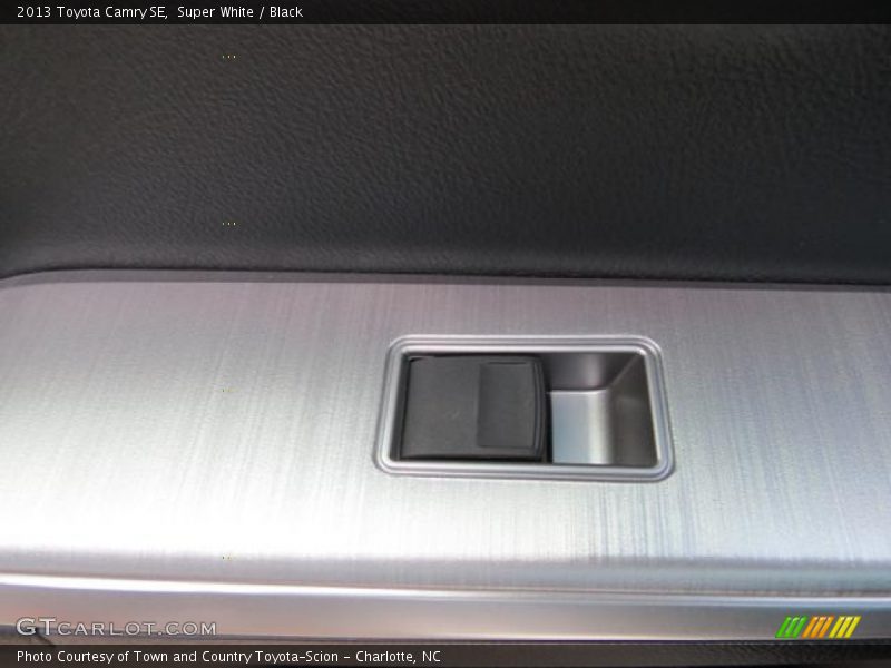 Super White / Black 2013 Toyota Camry SE