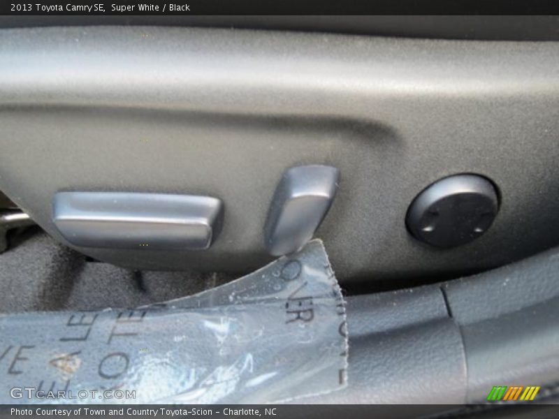 Super White / Black 2013 Toyota Camry SE