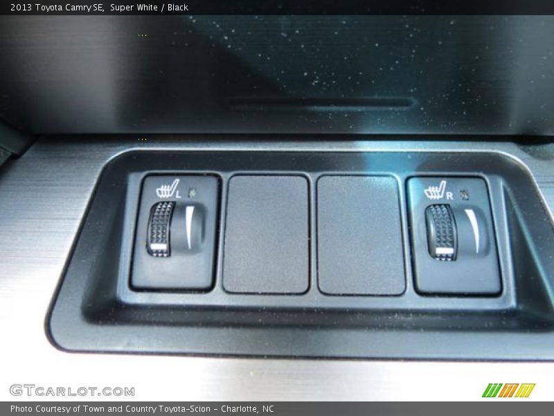 Super White / Black 2013 Toyota Camry SE