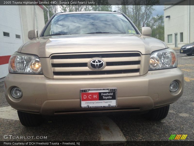 Sonora Gold Pearl / Ivory 2005 Toyota Highlander Limited 4WD
