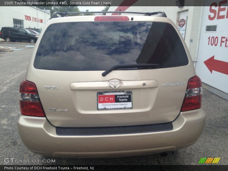 Sonora Gold Pearl / Ivory 2005 Toyota Highlander Limited 4WD