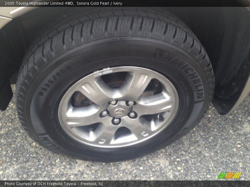 Sonora Gold Pearl / Ivory 2005 Toyota Highlander Limited 4WD