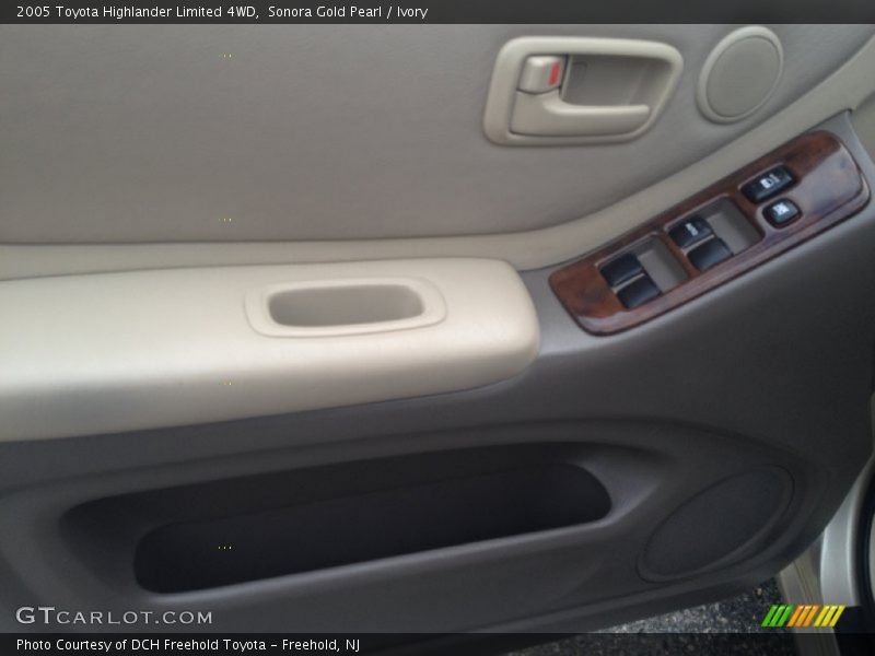 Sonora Gold Pearl / Ivory 2005 Toyota Highlander Limited 4WD