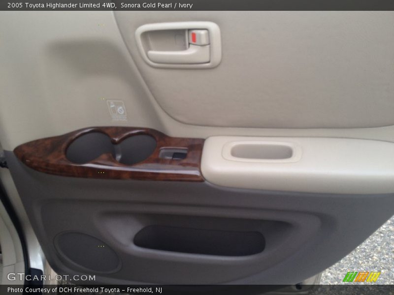 Sonora Gold Pearl / Ivory 2005 Toyota Highlander Limited 4WD